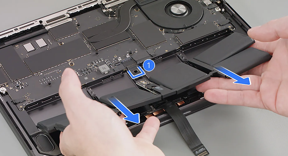 Apple upraszcza proces wymiany baterii w MacBookach Pro z M5