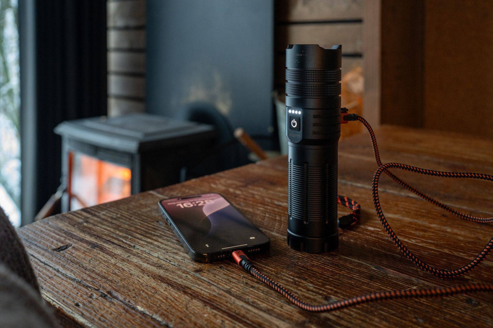 XTORM zaprezentował power bank z latarką dla prepersów (informacja prasowa)